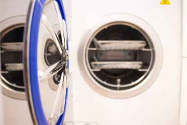 Otoklav içinde tıp aletleri sterilize. Steril tıbbi aletleri çalışmaktan Temizleme için donatım