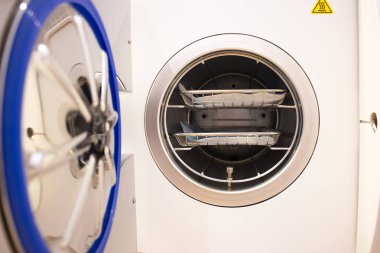 Otoklav içinde tıp aletleri sterilize. Steril tıbbi aletleri çalışmaktan Temizleme için donatım