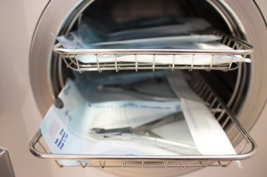 Otoklav içinde tıp aletleri sterilize. Steril tıbbi aletleri çalışmaktan Temizleme için donatım
