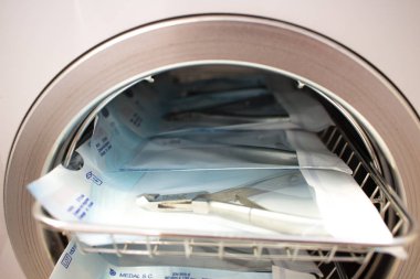 Otoklav içinde tıp aletleri sterilize. Steril tıbbi aletleri çalışmaktan Temizleme için donatım