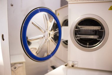 Otoklav içinde tıp aletleri sterilize. Steril tıbbi aletleri çalışmaktan Temizleme için donatım.