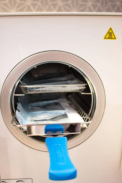 Otoklav içinde tıp aletleri sterilize. Steril tıbbi aletleri çalışmaktan Temizleme için donatım
