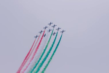 Akrobasi ekibi uçuş, oluşumu, hava gösterisi uçan uçaklar gerçekleştirir.