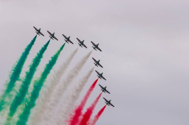Akrobasi ekibi uçuş, oluşumu, hava gösterisi uçan uçaklar gerçekleştirir.