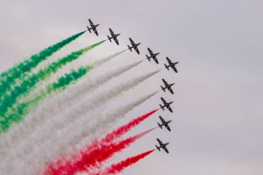 Akrobasi ekibi uçuş, oluşumu, hava gösterisi uçan uçaklar gerçekleştirir.