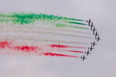 Akrobasi ekibi uçuş, oluşumu, hava gösterisi uçan uçaklar gerçekleştirir.