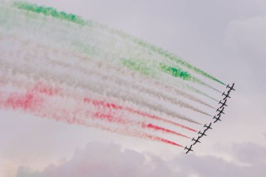 Akrobasi ekibi uçuş, oluşumu, hava gösterisi uçan uçaklar gerçekleştirir.