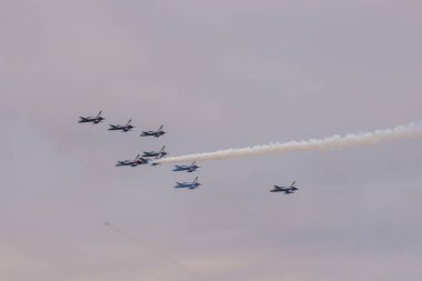 Akrobasi ekibi uçuş, oluşumu, hava gösterisi uçan uçaklar gerçekleştirir.