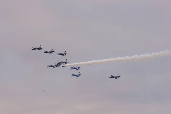 Equipo Acrobático Realiza Vuelo Aviones Volando Formación Espectáculo Aéreo — Foto de Stock