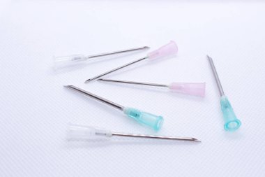 Kanül. Tıbbi iğne beyaz izole. Makro çekim 