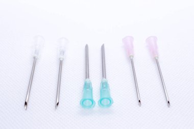 Kanül. Tıbbi iğne beyaz izole. Makro çekim 