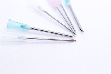 Kanül. Tıbbi iğne beyaz izole. Makro çekim 