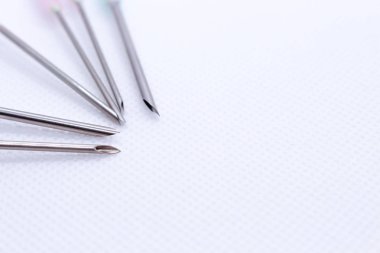 Kanül. Tıbbi iğne beyaz izole. Makro çekim 