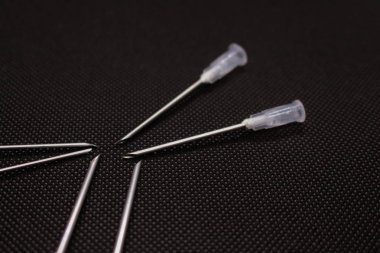 Siyah arka plan üzerine kanül iisolated. Tıbbi iğne. Makro çekim 