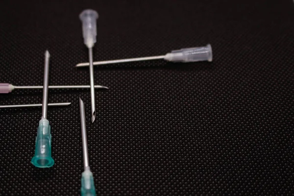 Siyah arka plan üzerine kanül iisolated. Tıbbi iğne. Makro çekim 