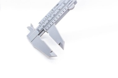 Beyaz arka plan üzerinde izole kumpas. Aleti veya Kaliper vurdu makro