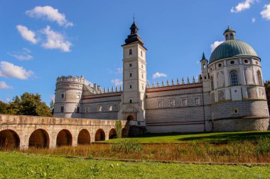 Krasiczyn, Polonya. Kalenin birçok Polonyalı kral tarafından ziyaret edildi. Krasicki Palace 
