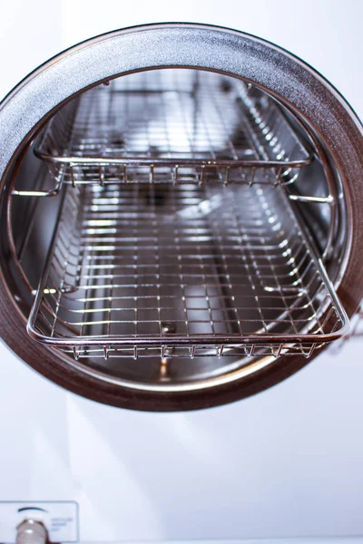 Otoklav içinde tıp aletleri sterilize. Steril tıbbi aletleri çalışmaktan Temizleme için donatım.