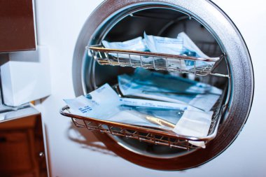 Otoklav içinde tıp aletleri sterilize. Steril tıbbi aletleri çalışmaktan Temizleme için donatım.