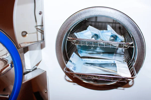 Otoklav içinde tıp aletleri sterilize. Steril tıbbi aletleri çalışmaktan Temizleme için donatım.