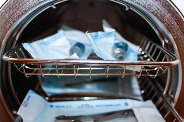 Otoklav içinde tıp aletleri sterilize. Steril tıbbi aletleri çalışmaktan Temizleme için donatım.