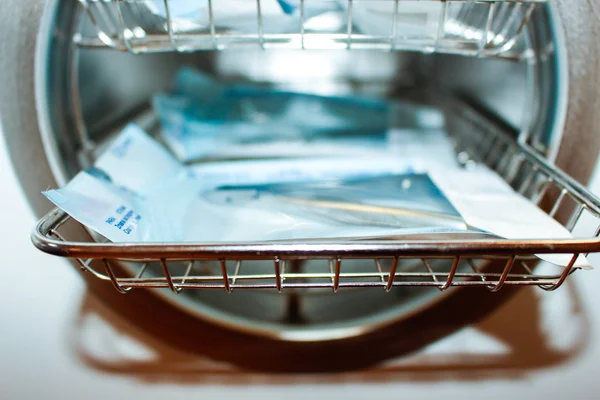 Otoklav içinde tıp aletleri sterilize. Steril tıbbi aletleri çalışmaktan Temizleme için donatım.
