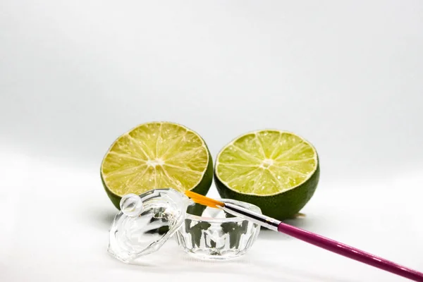 Aha meyve asitleri. Yüz, kozmetik fırça, narenciye meyve asidi soyulması. Meyve asitleri ile peeling cilt bakımı. Pha