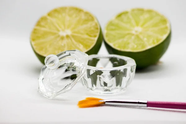 Aha meyve asitleri. Yüz, kozmetik fırça, narenciye meyve asidi soyulması. Meyve asitleri ile peeling cilt bakımı. Pha