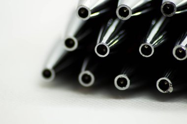 Tükenmez kalem. Metal kalemler toplama. Beyaz arka plan üzerinde izole tükenmez kalem