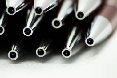 Tükenmez kalem. Metal kalemler toplama. Beyaz arka plan üzerinde izole tükenmez kalem