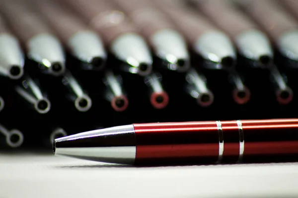 Tükenmez kalem. Metal kalemler toplama. Beyaz arka plan üzerinde izole tükenmez kalem