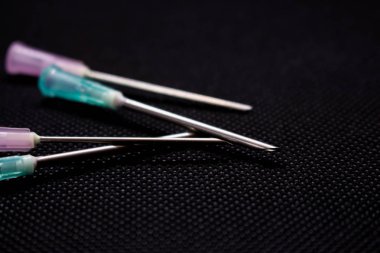 Siyah arka plan üzerine izole kanül. Tıbbi iğne. Makro çekim 