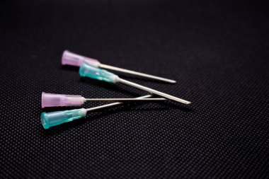 Siyah arka plan üzerine izole kanül. Tıbbi iğne. Makro çekim 