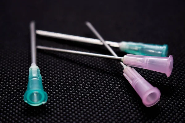 Siyah arka plan üzerine izole kanül. Tıbbi iğne. Makro çekim 