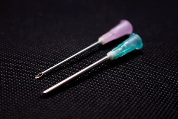 Siyah arka plan üzerine izole kanül. Tıbbi iğne. Makro çekim 
