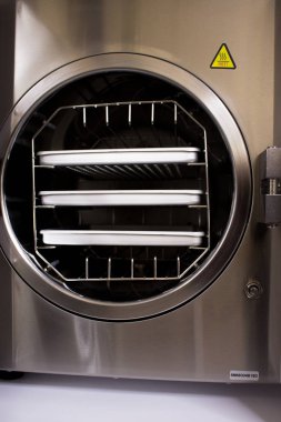 Otoklav içinde tıp aletleri sterilize. Steril tıbbi aletleri çalışmaktan Temizleme için donatım.