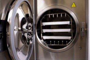 Otoklav içinde tıp aletleri sterilize. Steril tıbbi aletleri çalışmaktan Temizleme için donatım.