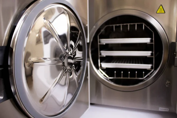 Otoklav içinde tıp aletleri sterilize. Steril tıbbi aletleri çalışmaktan Temizleme için donatım.