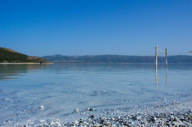 Turkuaz gölü Salda Burdur Hindi. Beyaz mineral zengini plaj.