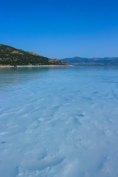 Turkuaz gölü Salda Burdur Hindi. Beyaz mineral zengini plaj.