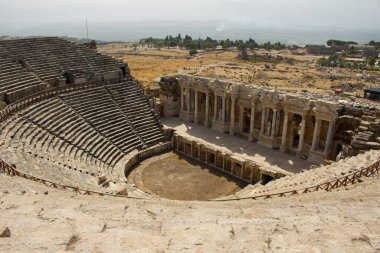Eski Hierapolis harabeleri, harabe halindeki Roma amfi tiyatrosu, PAMUKALE / TURKEY