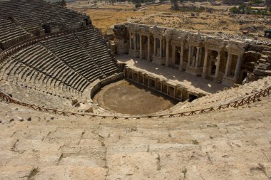 Eski Hierapolis harabeleri, harabe halindeki Roma amfi tiyatrosu, PAMUKALE / TURKEY