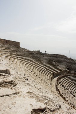 Eski Hierapolis harabeleri, harabe halindeki Roma amfi tiyatrosu, PAMUKALE / TURKEY