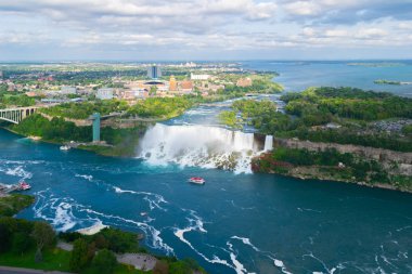 Niagara Falls. American falls. Tekne turist ile gelin Veil Falls taşır. Kanada, ABD.
