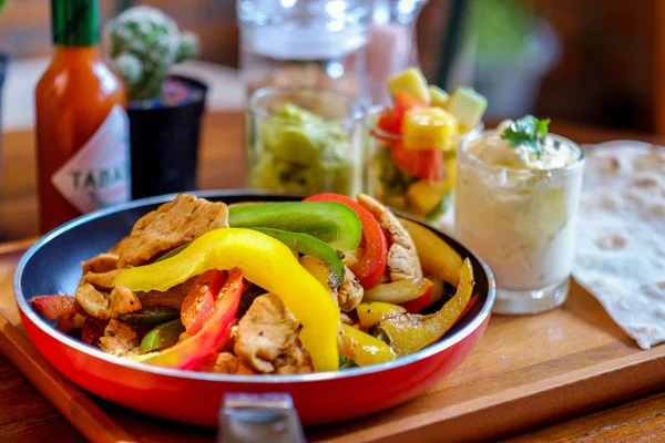 Meksika tavuk fajitas demir tavada biber ve soğan ile