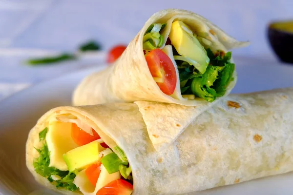 Burritos Vegetarian Împachetează Brânză Legume Fundal Alb Burrito Vită Mâncare — Fotografie, imagine de stoc