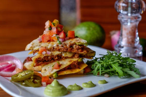 Mexicaanse Quesadillas Met Kaas Groenten Salsa — Stockfoto