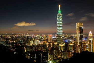 Taipei, Tayvan - 19 Temmuz: Modern ofis binaları Xinyi ilçe Taipei 101 19 Temmuz 2018 Taipei, Tayvan dahil olmak üzere. Taipei 101 Şu anda dünyanın 2 en yüksek gökdelendir. NightShot