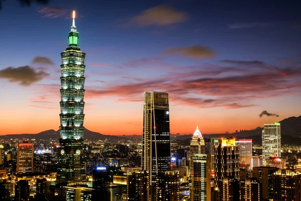 Taipei, Tayvan - Temmuz 19,2018: Modern ofis binaları Xinyi ilçe Taipei 101 19 Temmuz 2018 Taipei, Tayvan dahil olmak üzere. Taipei 101 Şu anda dünyanın 2 en yüksek gökdelendir. Alacakaranlık sırasında alınan