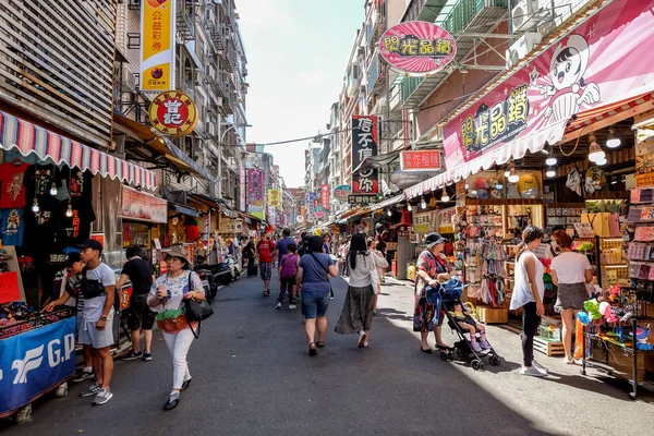 Taipei, Tayvan - 16 Temmuz 2018: Tamsui eski sokak geleneksel mağazalar ve popüler sokak satıcıları yerel arasında